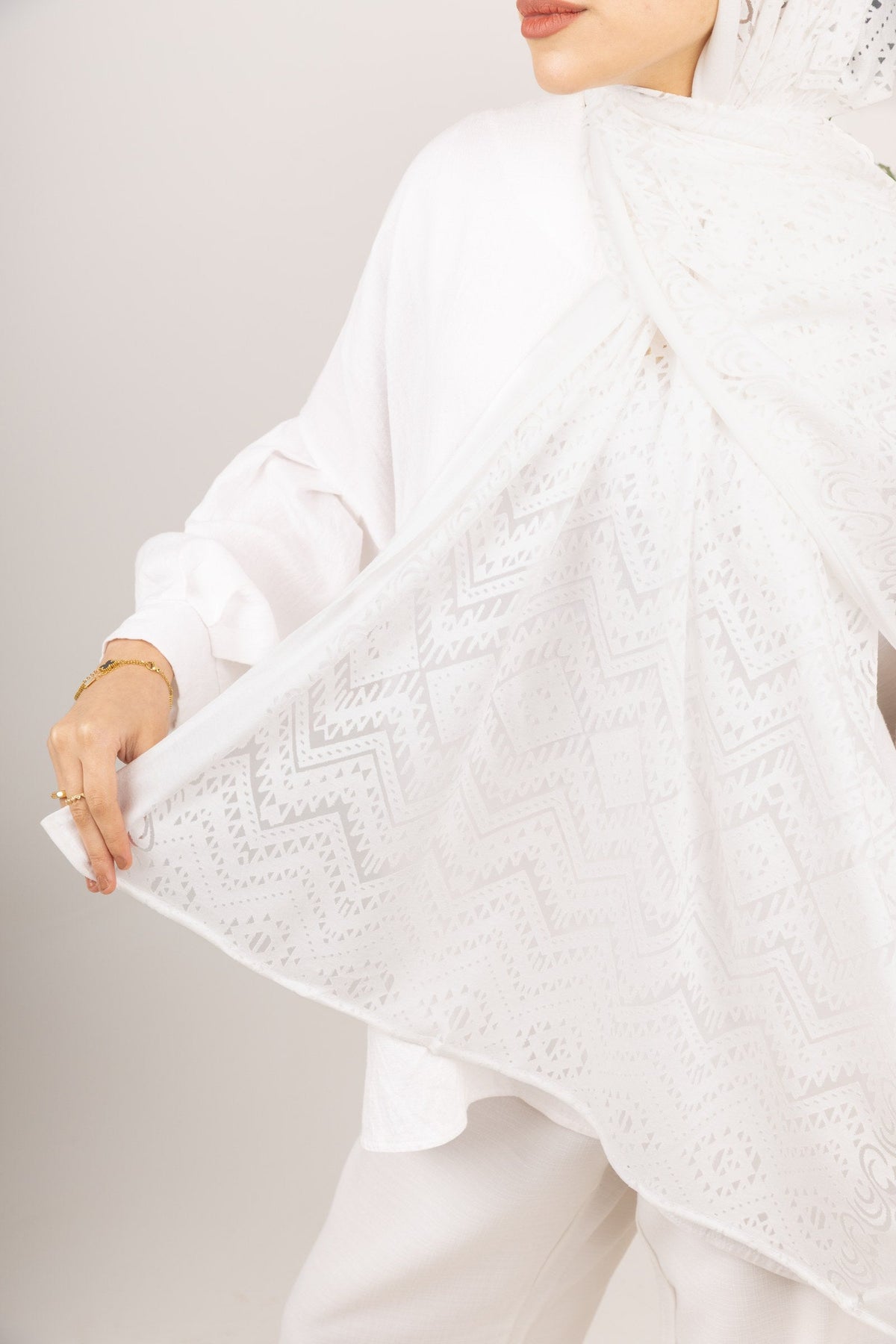 Atlas Devore Kuwaiti Scarf in White #Color_White