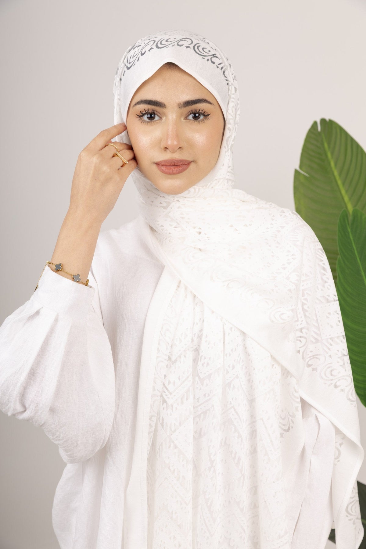 Atlas Devore Kuwaiti Scarf in White #Color_White