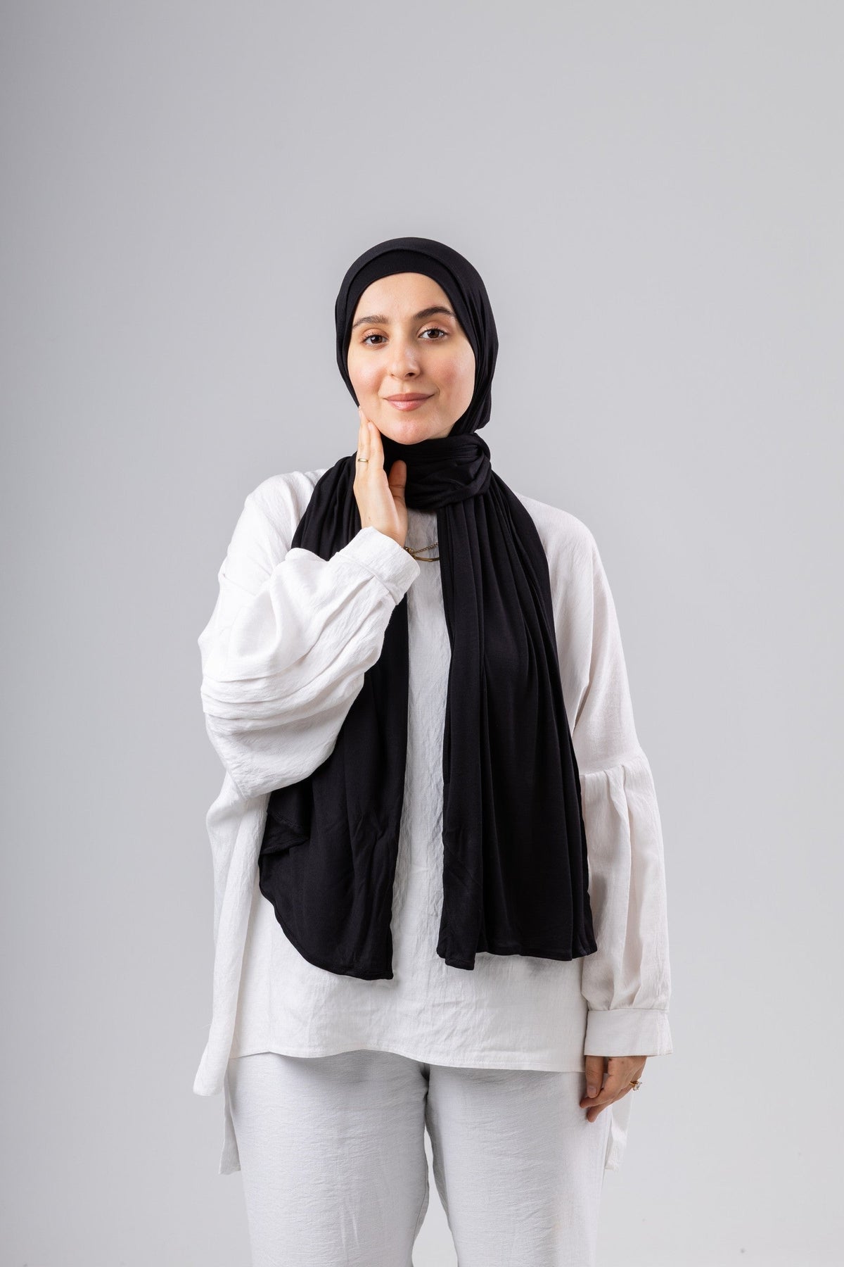 Jel Scarf and Bonnet Set in Black #Color_Black