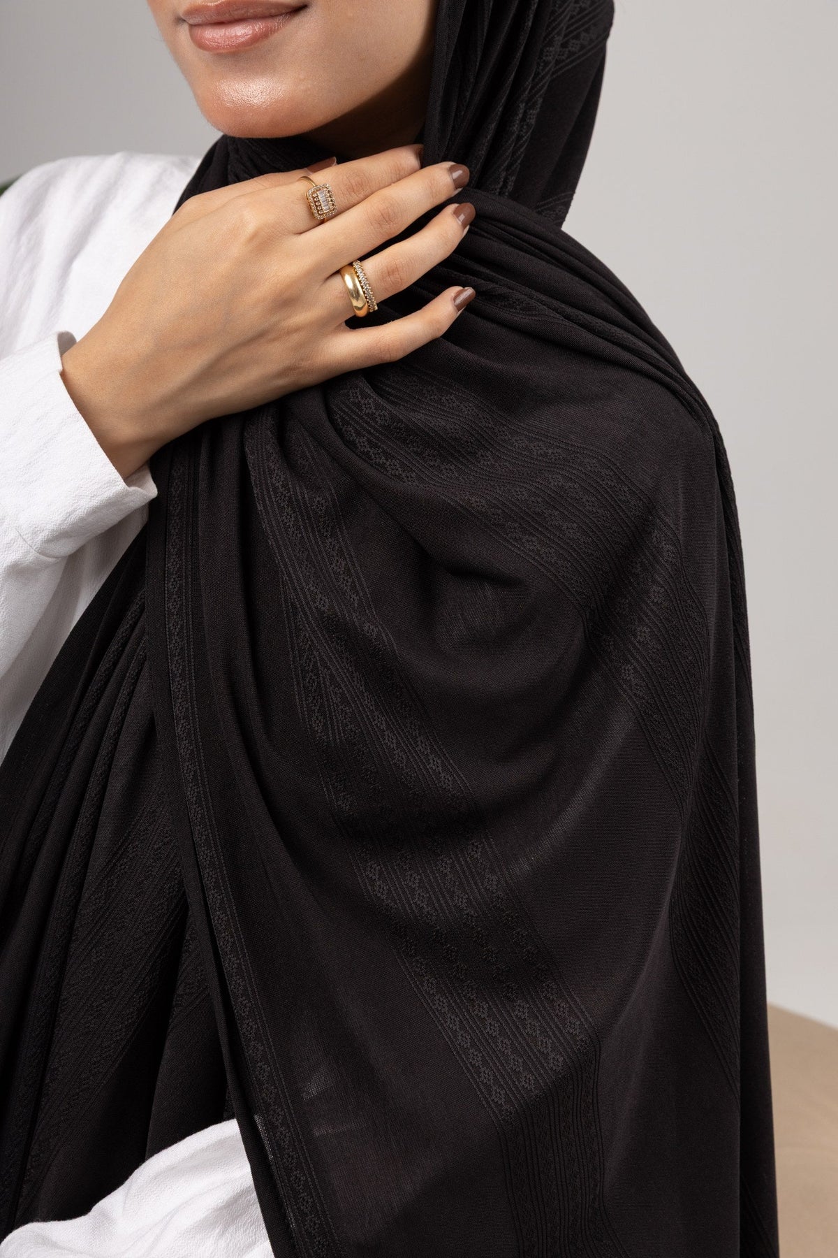 Diamond Stripe Kuwaiti Scarf in Black #Color_Black