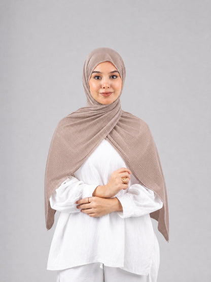 Mirage Pleat Kuwaiti Scarf in Cafe #Color_Cafe